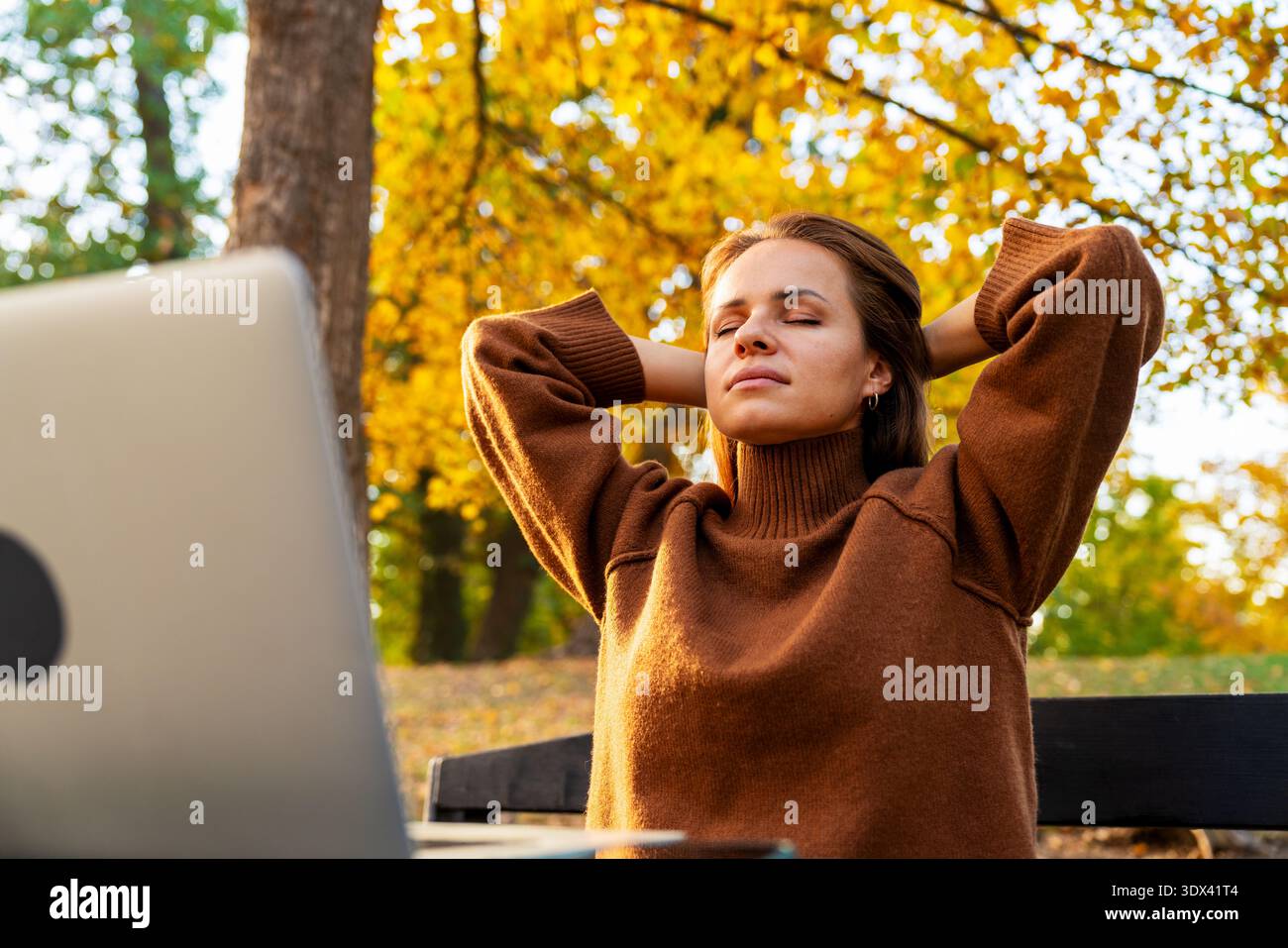 Lavoratore remoto che fa una pausa all'aperto nel parco autunnale. Foto Stock