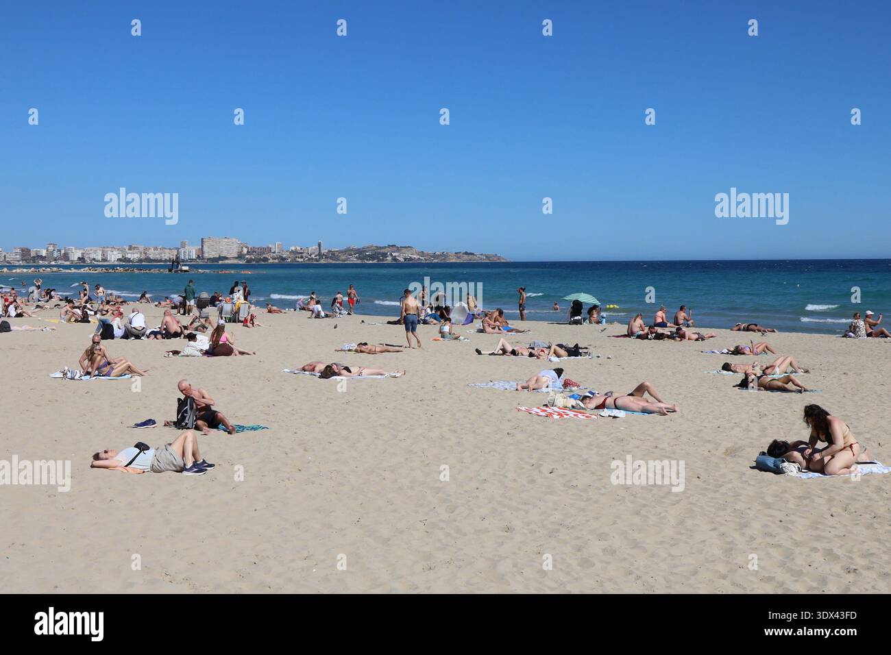 Spiaggia di Alicante lungo il Mar Mediterraneo, città di Alicante, provincia di Alicante, Spagna Foto Stock