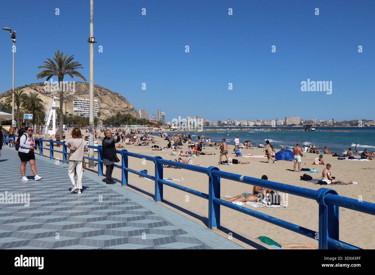 Spiaggia di Alicante lungo il Mar Mediterraneo, città di Alicante, provincia di Alicante, Spagna Foto Stock