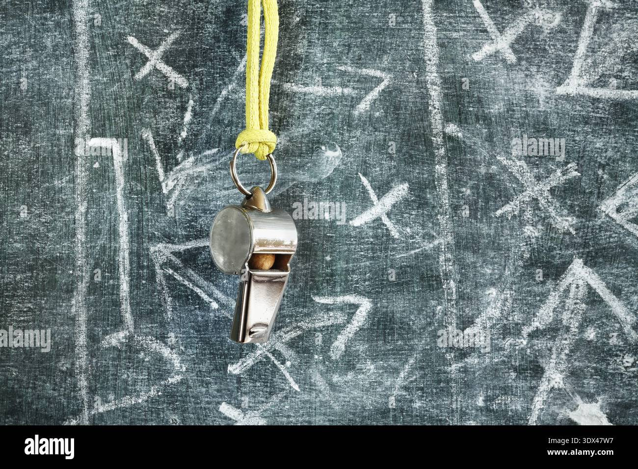 Fischio di arbitro o allenatore di calcio primo piano con tattiche di partita scarabocchiate sulla lavagna. Copia gratuita. Grande evento internazionale di calcio quest'anno. Foto Stock