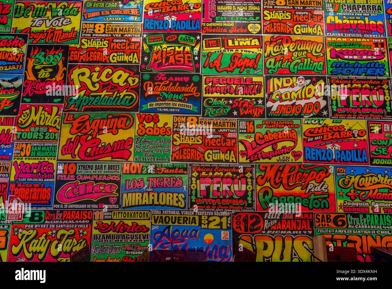 Manifesti peruviani colorati con tipografia e stile pubblicitario di strada che mostrano eventi musicali culturali e design grafico urbano Foto Stock