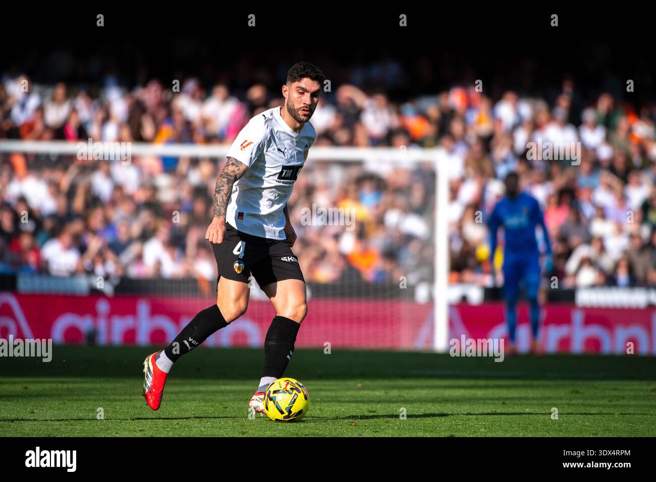 VALENCIA, SPAGNA. 1° marzo 2026. Mouctar Diakhaby del Valencia CF corre con il pallone durante la Liga EA Sports, partita tra VALENCIA CF e OSASUNA allo stadio Mestalla. (Crediti: Leopold Soglo/Alamy Live News) Foto Stock