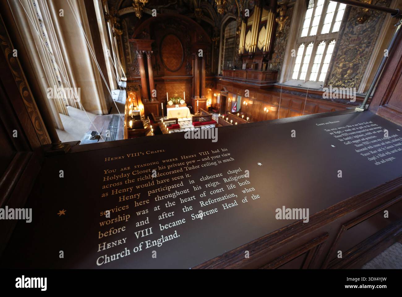 La Cappella reale di Enrico VIII, con il suo armadio di Holyday - pew privata, e il suo soffitto riccamente decorato, a Hampton Court Palace, Richmond, SW Londra, Regno Unito. Foto Stock