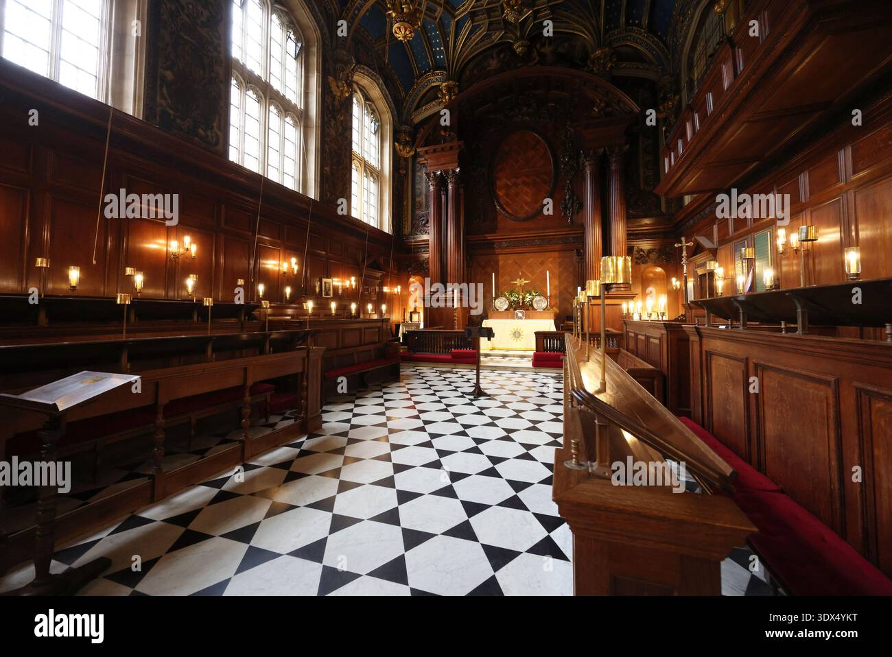 La Cappella reale di Enrico VIII, con il suo armadio di Holyday - pew privata, e il suo soffitto riccamente decorato, a Hampton Court Palace, Richmond, SW Londra, Regno Unito. Foto Stock