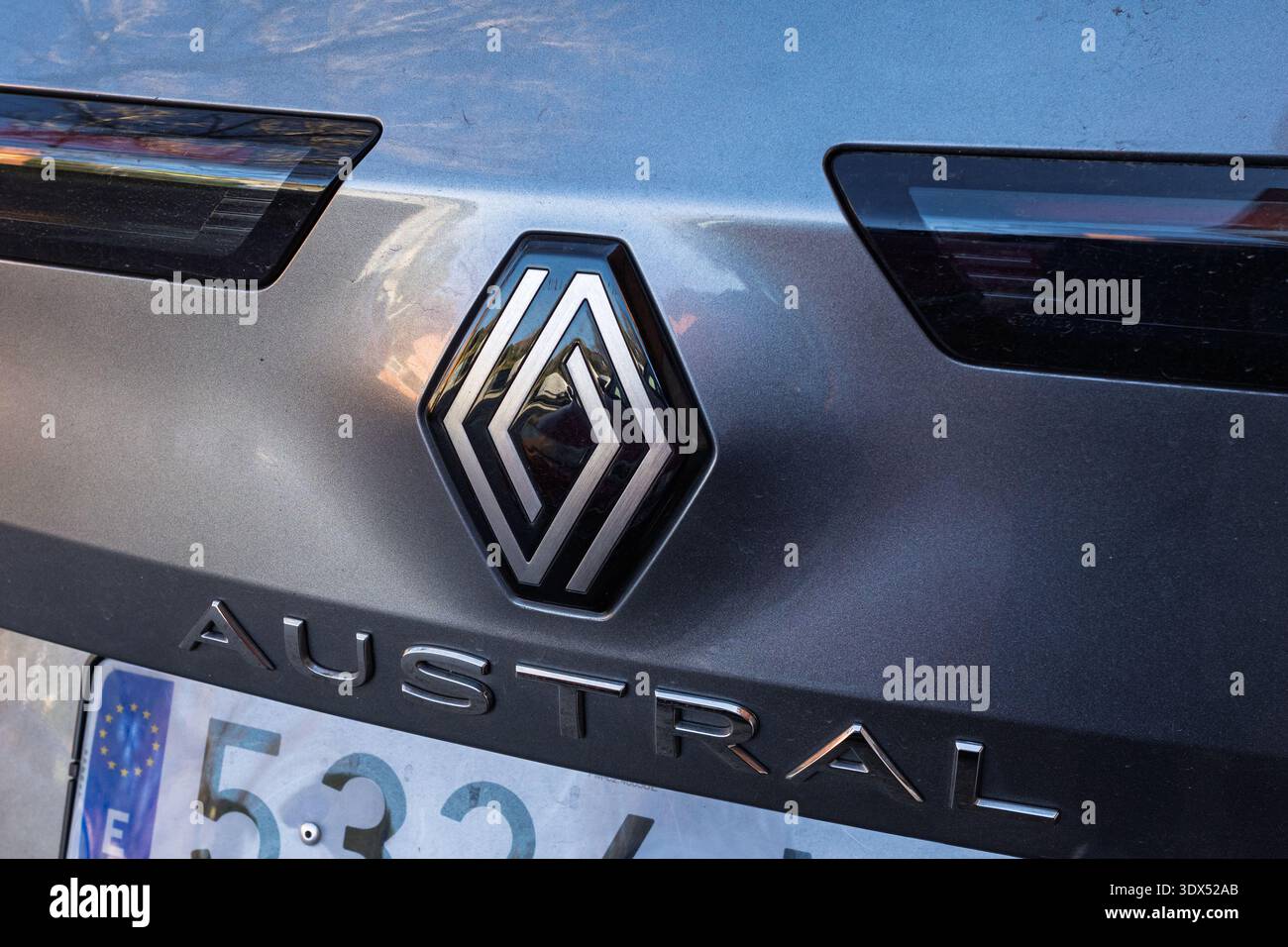 Barcellona, Spagna - 22 febbraio 2026: Primo piano del nuovo logo metallizzato Renault e modello Austral un SUV moderno grigio. notizie sull'industria automobilistica, giri auto Foto Stock