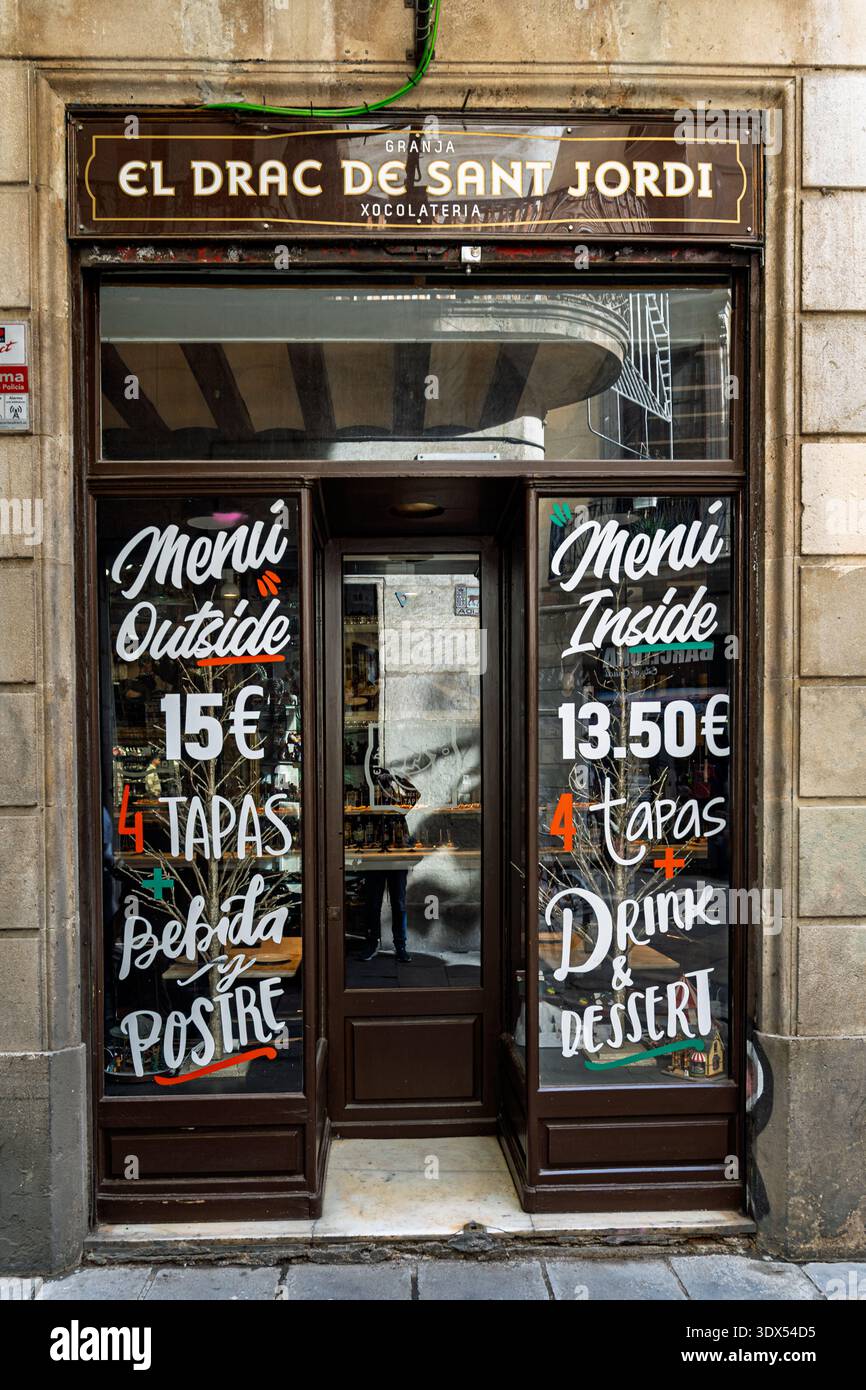 Barcellona, Spagna - 14 febbraio 2026: Il negozio in legno d'epoca di Granja El Drac de Sant Jordi che espone menu di tapas dipinte a mano sulla finestra, Foto Stock
