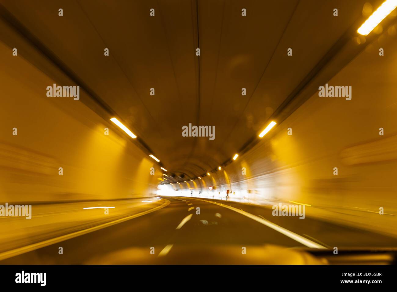Vista dinamica della guida nel tunnel giallo Foto Stock