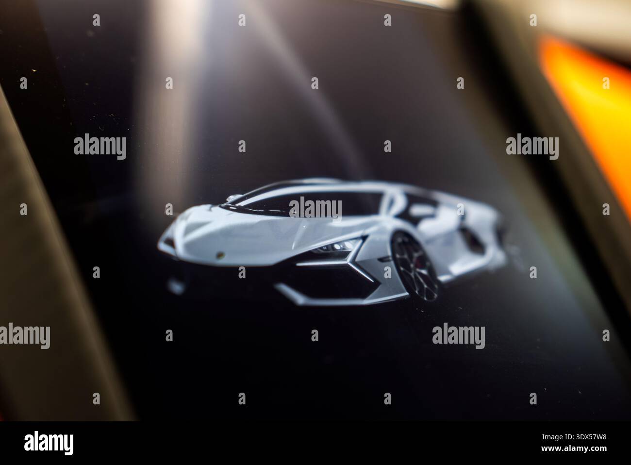 I display touchscreen Lamborghini Revuelto si presentano con la scritta Y Light Foto Stock