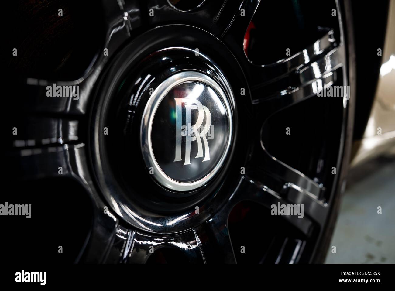 Rolls Royce doppio monogramma R su ruota Phantom lucida in garage Foto Stock