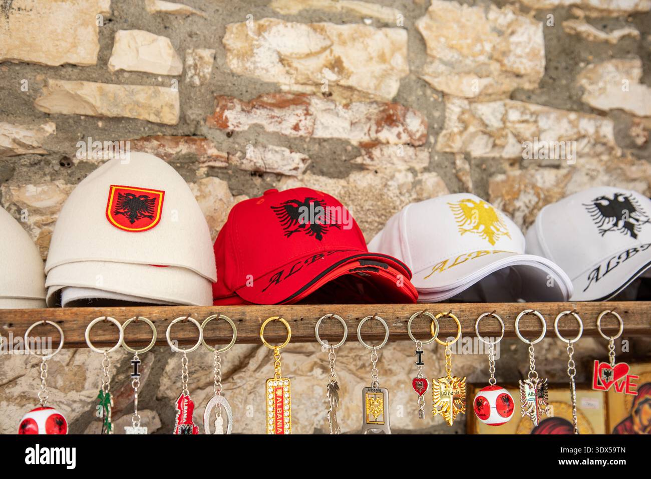 Cappellini da baseball souvenir in vendita al Castello di Berat, Albania Foto Stock