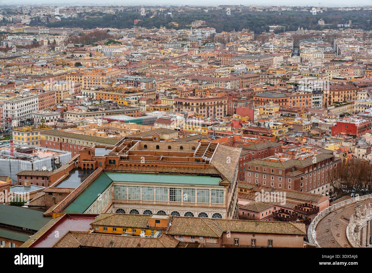 Vista del paesaggio urbano che mostra i tetti e gli edifici di Roma durante l'inverno Foto Stock