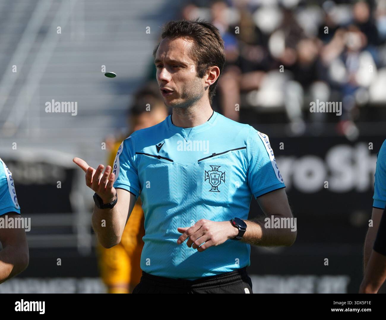 Faro, Portogallo. 1 marzo 2026. Jose Rodrigues, arbitro della partita, lancia una moneta per decidere il primo capitano a scegliere la palla o il campo, prima della partita SC Farense 2 - 1 Lusitano Lourosa FC Round 24 per la Liga Portugal 2 Meu Super. Nuno Pires Veloso/Alamy Live News Foto Stock