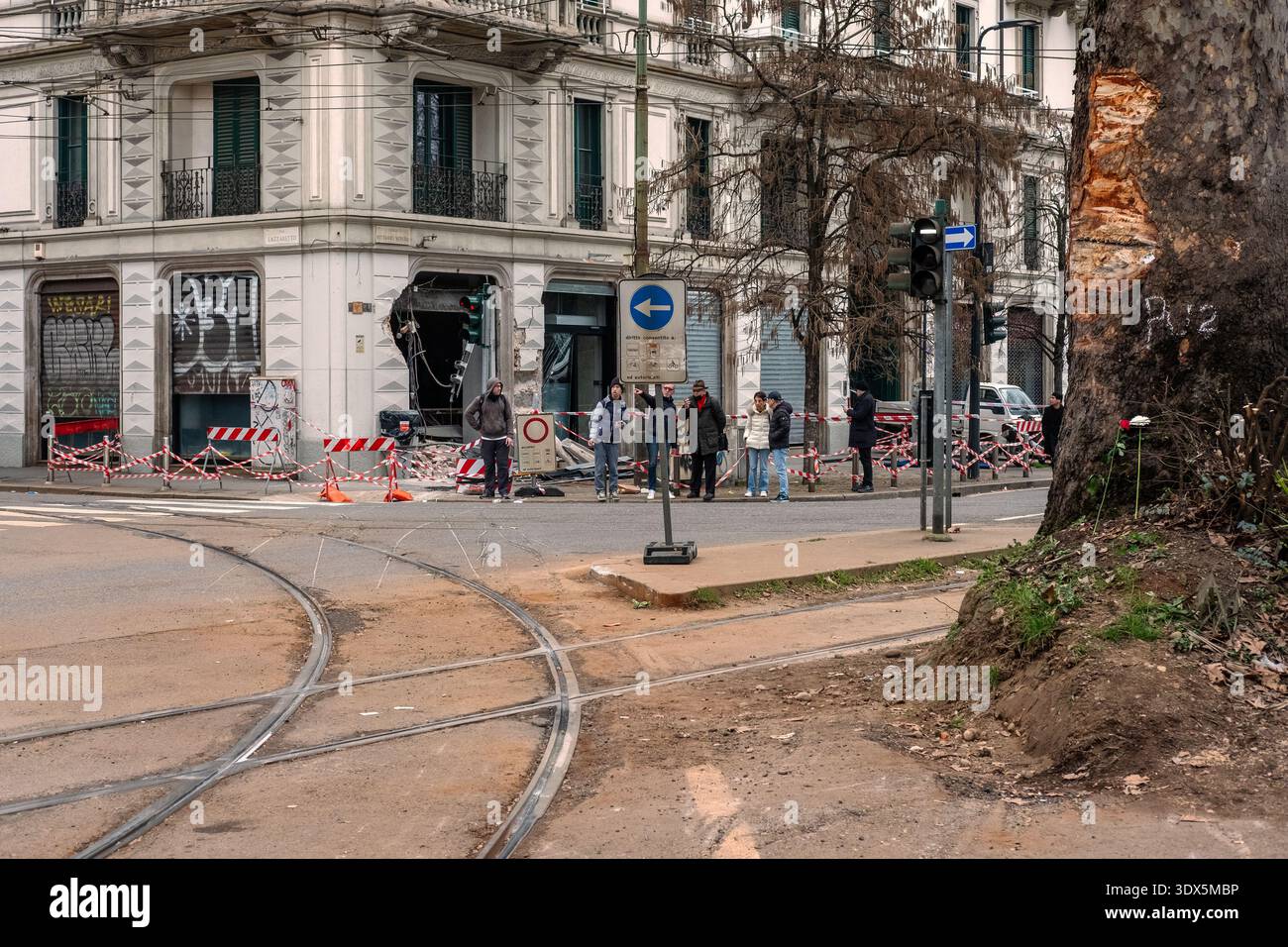 Vista dettagliata sul punto in cui un tram dei trasporti pubblici deragliò a Milano. Crediti: Claudio Rancati/Alamy Photo Stock. Foto Stock