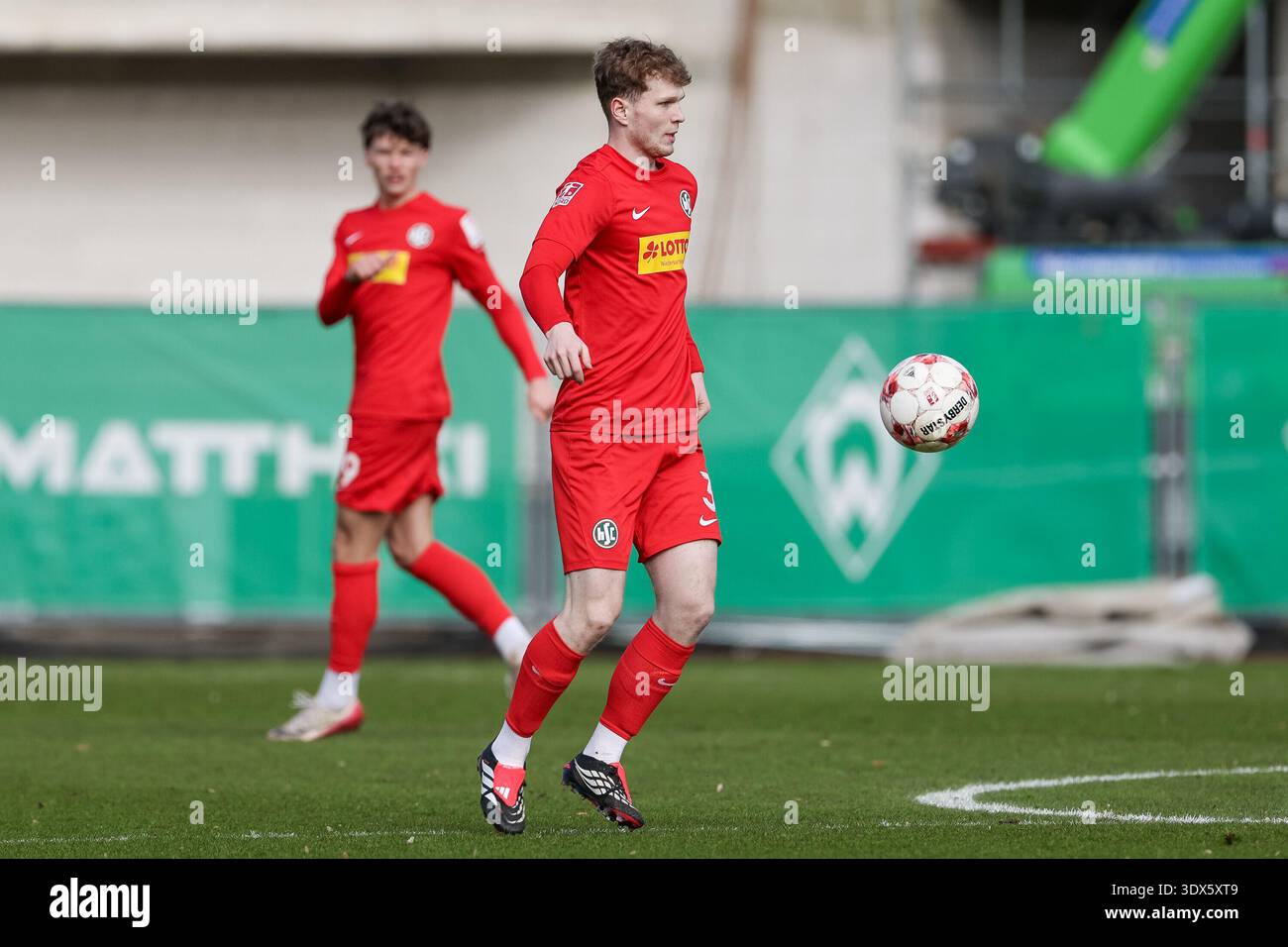 Paul Wegner (HSC Hannover, 3) AM Ball, Einzelbild, Ganzkörper, Aktion, Action, Spielszene, 01.03.2026, Brema (Deutschland), Fussball, Regionalliga Nord, SV Werder Brema II - HSC Hannover Foto Stock