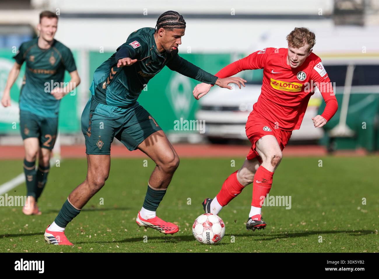 Da sinistra: Salim Musah (SV Werder Brema II, 11) e Paul Wegner (HSC Hannover, 3) in duello, sfida, dinamica, azione, scena di gioco, 01.03.2026, Brema (Germania), calcio, Lega regionale Nord, SV Werder Brema II - HSC Hannover Foto Stock
