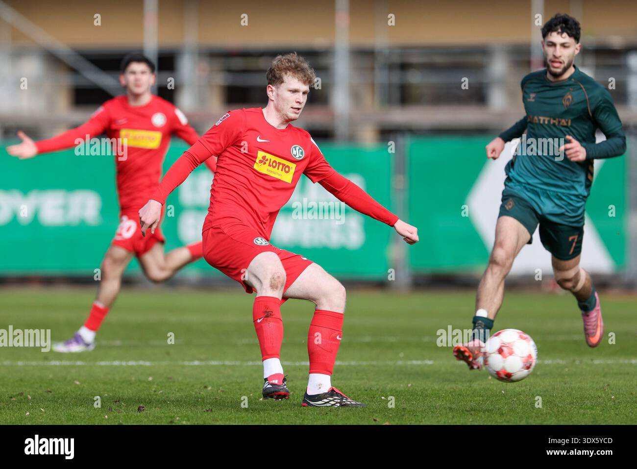 Paul Wegner (HSC Hannover, 3) sulla palla, immagine singola, corpo intero, azione, azione, scena del gioco, 03.01.2026, Brema (Germania), calcio, Regionalliga (campionato regionale) Nord, SV Werder Brema II - HSC Hannover Foto Stock