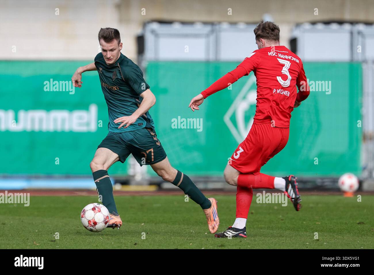 Da sinistra: OLE Schulz (SV Werder Brema II, 27) e Paul Wegner (HSC Hannover, 3) in duello, concorso, dinamica, azione, scena di gioco, 01.03.2026, Brema (Germania), calcio, Regionalliga Nord, SV Werder Brema II - HSC Hannover Foto Stock