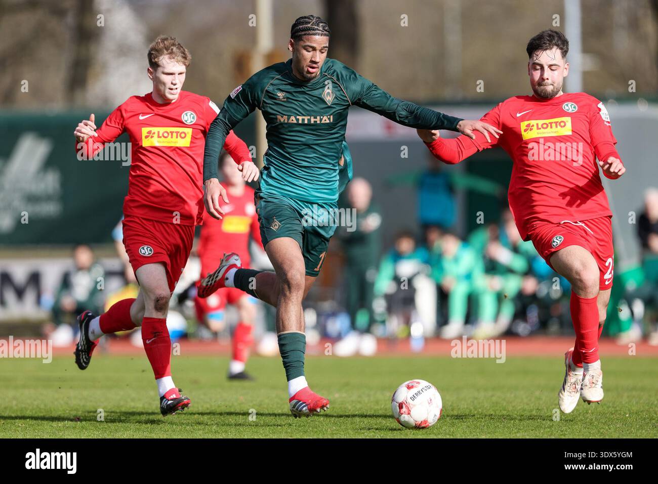 Da sinistra: Paul Wegner (HSC Hannover, 3), Salim Musah (SV Werder Brema II, 11) e Ammon Moser (HSC Hannover, 23) in duello, duello, dinamica, azione, azione, scena del gioco, 03/01/2026, Brema (Germania), calcio, Regionalliga Nord, SV Werder Brema II - HSC H Foto Stock