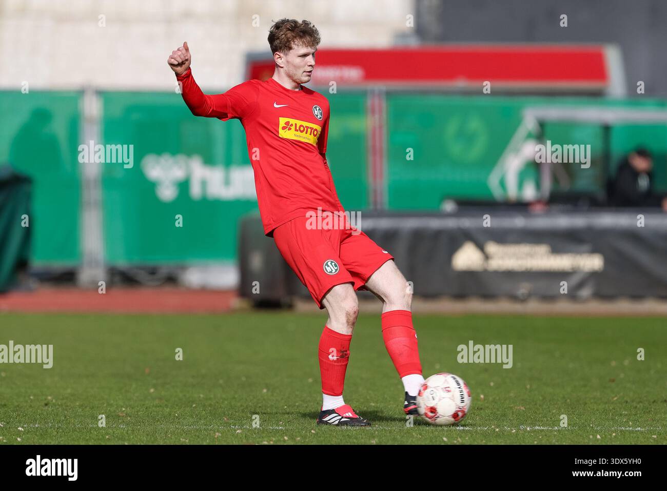 Paul Wegner (HSC Hannover, 3) sulla palla, ritaglio, immagine singola, corpo intero, azione, azione, scena di gioco, 01/03/2026, Brema (Germania), calcio, Regionalliga Nord, SV Werder Brema II - HSC Hannover Foto Stock