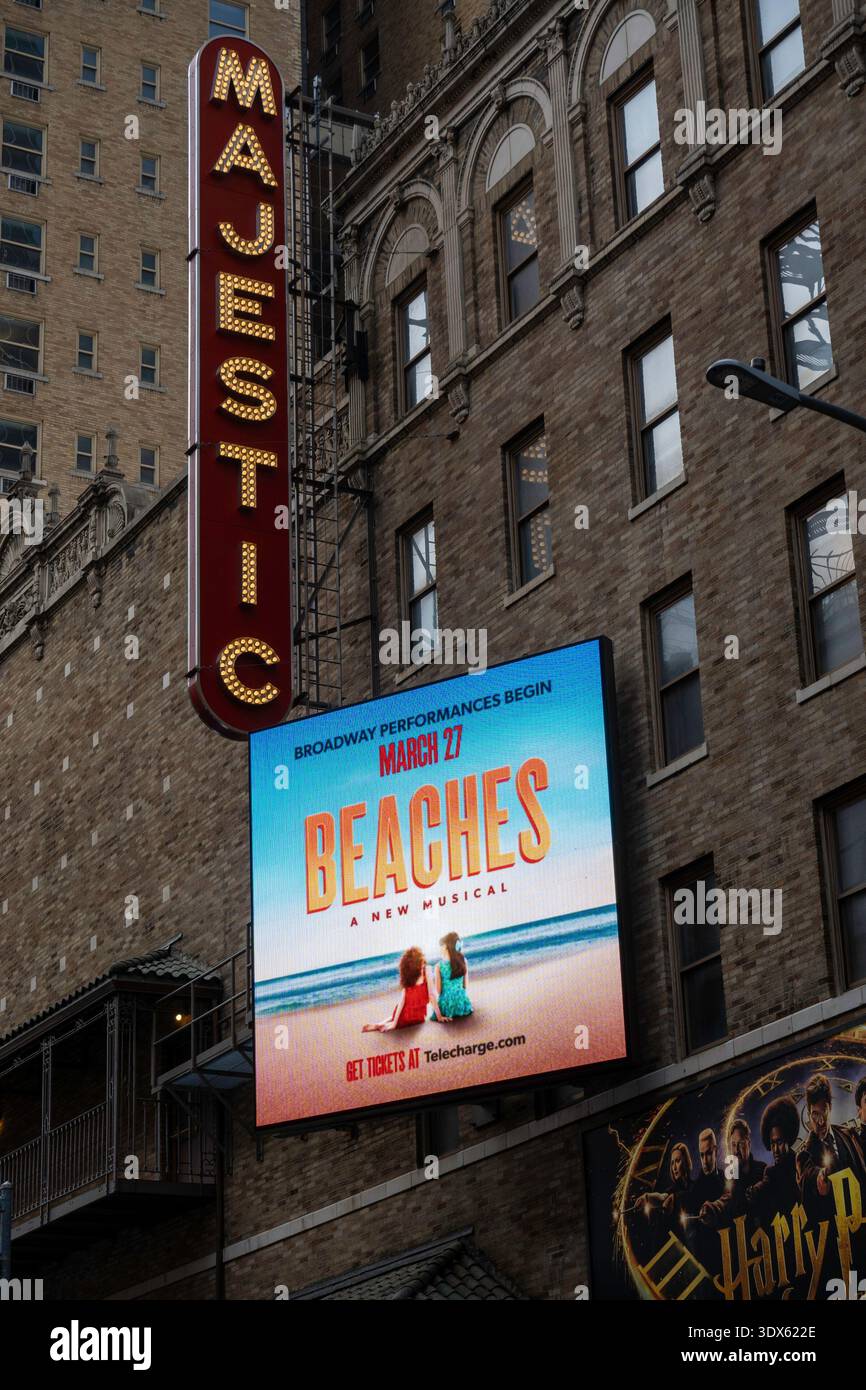 'Beaches' Marquee al Majestic Theatre, 245 W. 44th Street, Times Square, New York City, USA 2026 Foto Stock