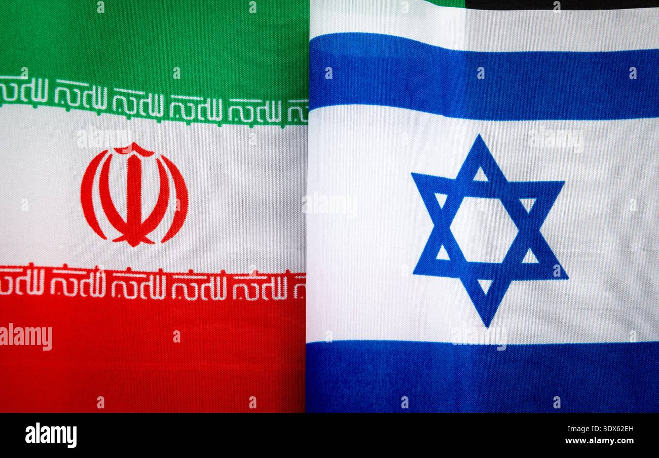 Un primo piano della bandiera nazionale dell'Iran e di Israele. Un concetto di relazioni iraniane e israeliane. Foto Stock