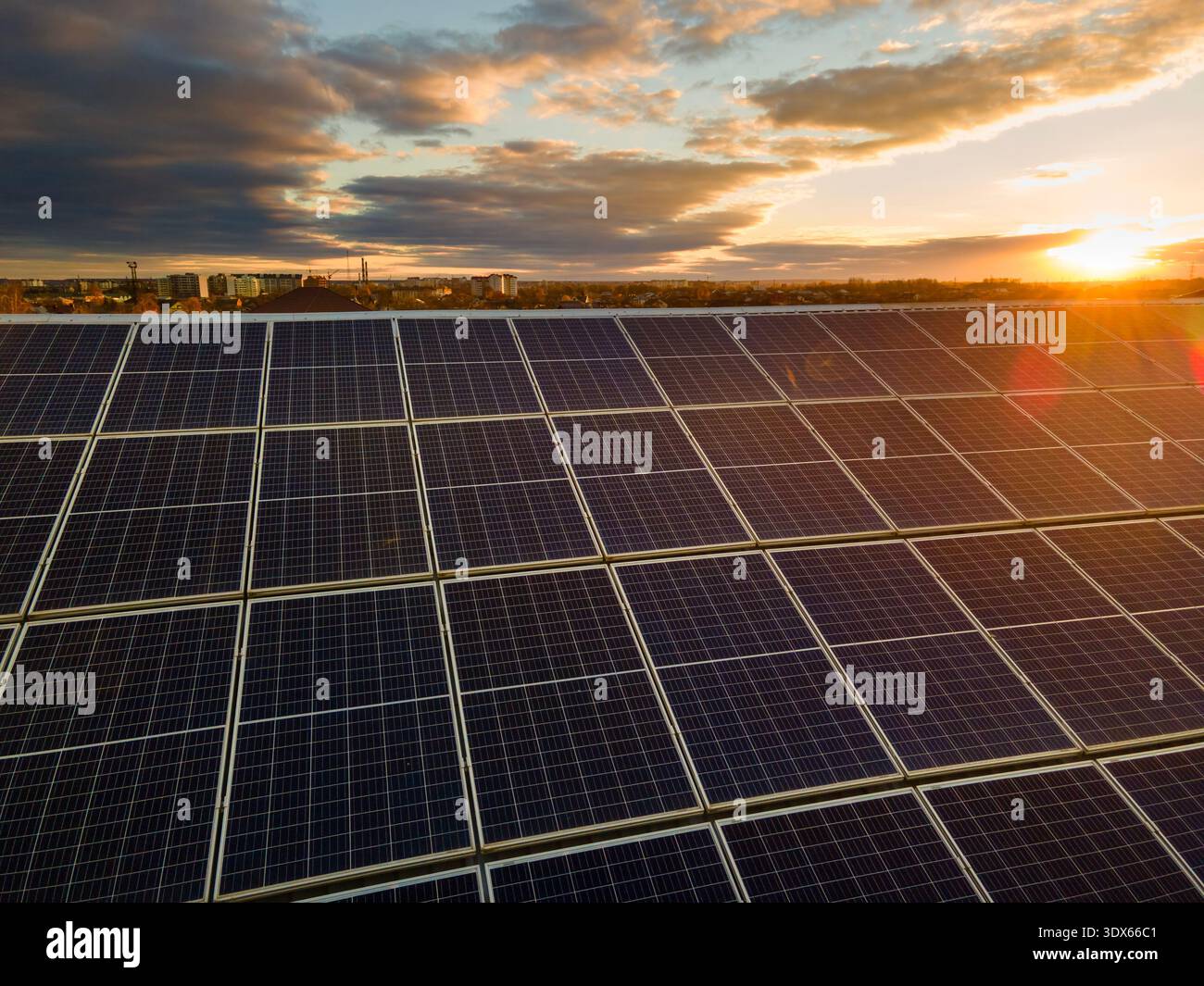 Edificio per uffici con tetto solare. Pannelli fotovoltaici blu per la produzione di energia elettrica ecologica pulita. Investire nel concetto di energia elettrica rinnovabile. Foto Stock