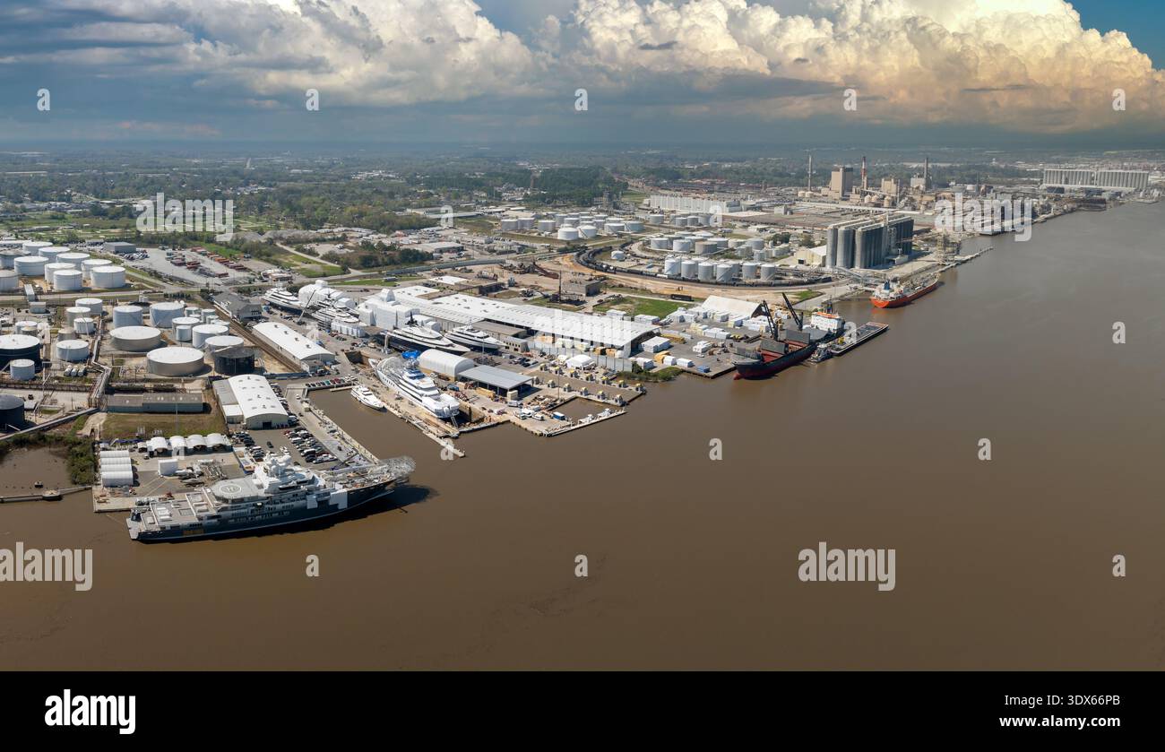 Cantiere navale di produzione con yacht di lusso in costruzione. Assemblaggio e assistenza di navi marittime a Savannah, Georgia, Stati Uniti Foto Stock