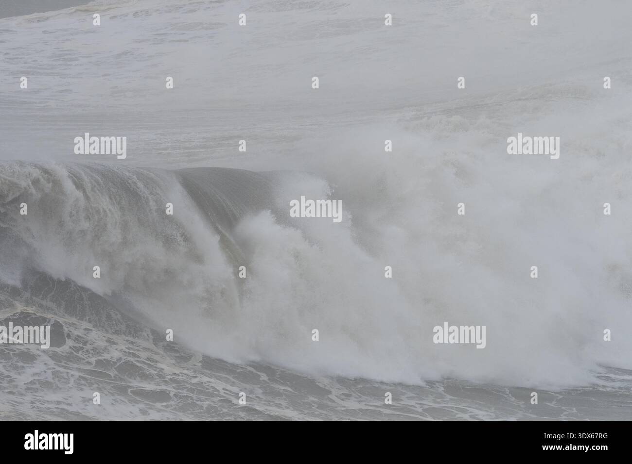 Onde atlantiche massicce che si arricciano prima dell'impatto Foto Stock