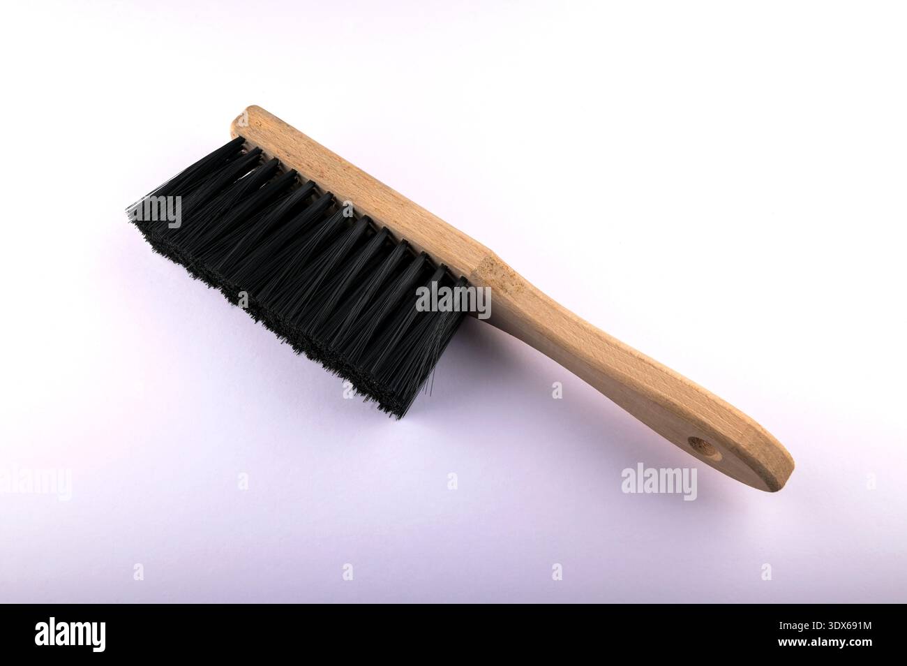 Spazzola per la pulizia con manico lungo. Gli utensili sono comodi per la pulizia in interni. Foto Stock