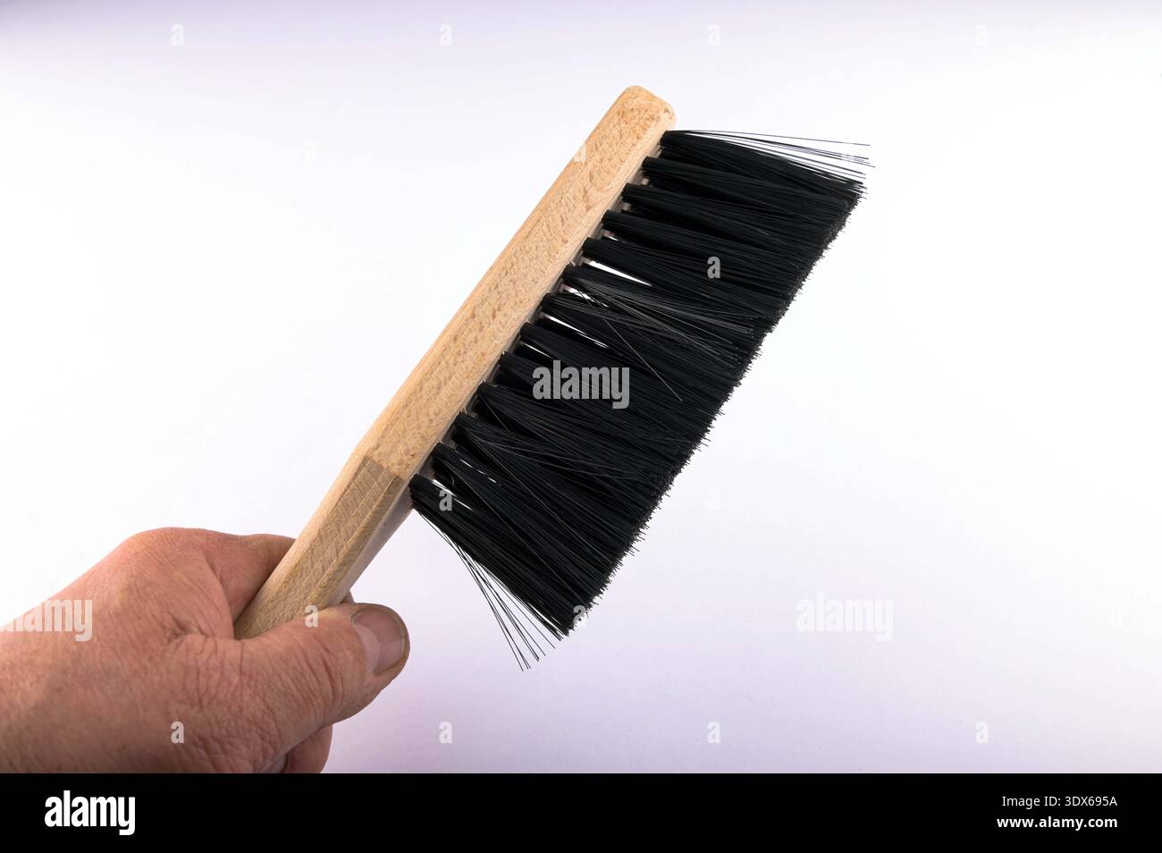 Spazzola per la pulizia con manico lungo. Gli utensili sono comodi per la pulizia in interni. Foto Stock