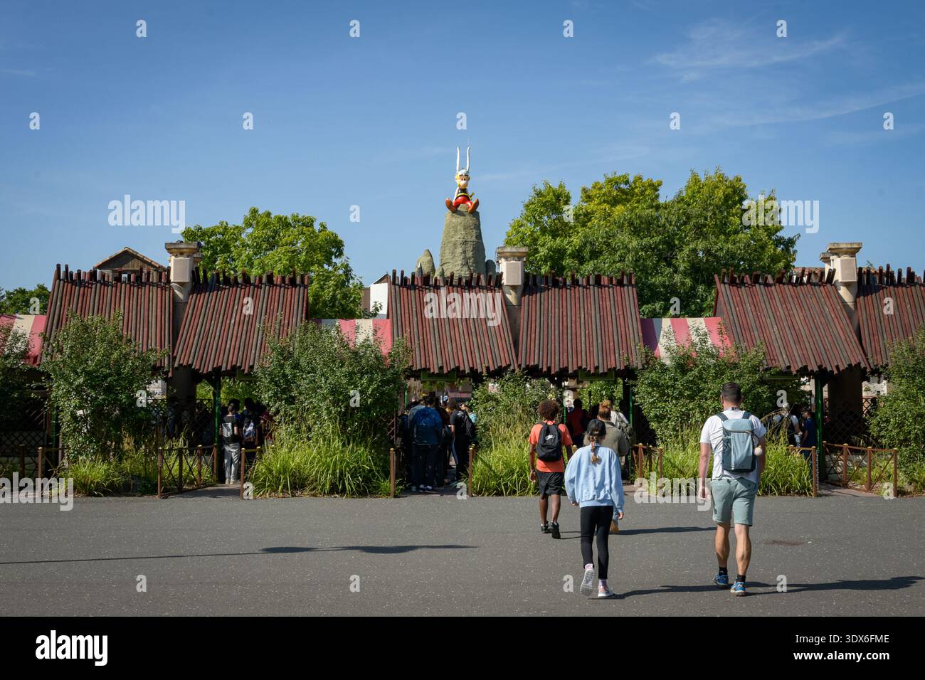 PLAILLY - FRANCIA - LUGLIO 2025: Vista dell'ingresso al famoso parc Astérix in Francia Foto Stock