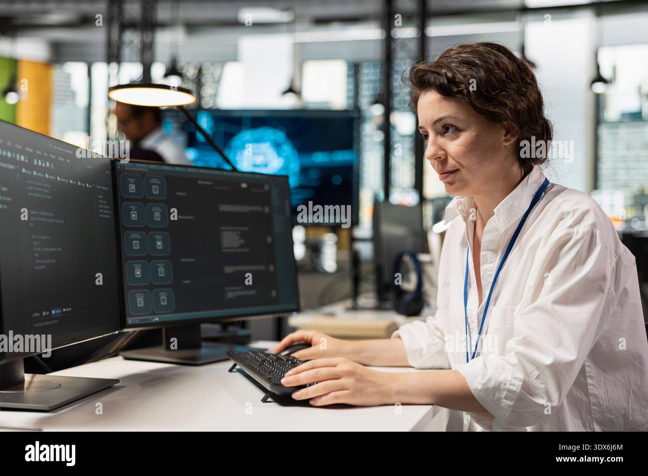 Computer scientist che esegue l'intelligenza artificiale su un grande modello di linguaggio chatbot su PC nello spazio di lavoro di avvio. Professionista IT che utilizza la piattaforma di codifica LLM della rete neurale di intelligenza artificiale su computer Foto Stock