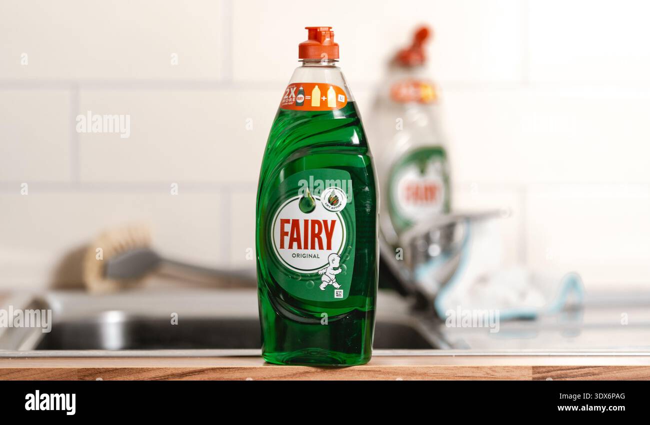 Una bottiglia di Fairy Original Washing Up Liquid, un popolare detersivo per piatti prodotto da Procter & Gamble (P&G), si trova su un bancone da cucina accanto a un lavandino. Foto Stock