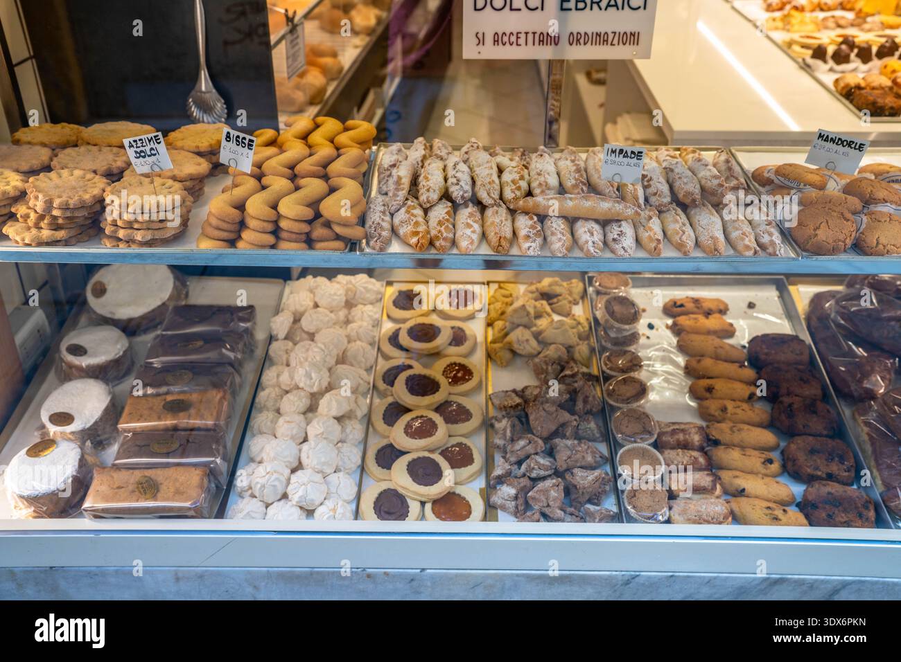 Venezia Italia - 3 settembre 2025: Forno kosher con dolci e biscotti nel ghetto veneziano Venezia Italia Foto Stock