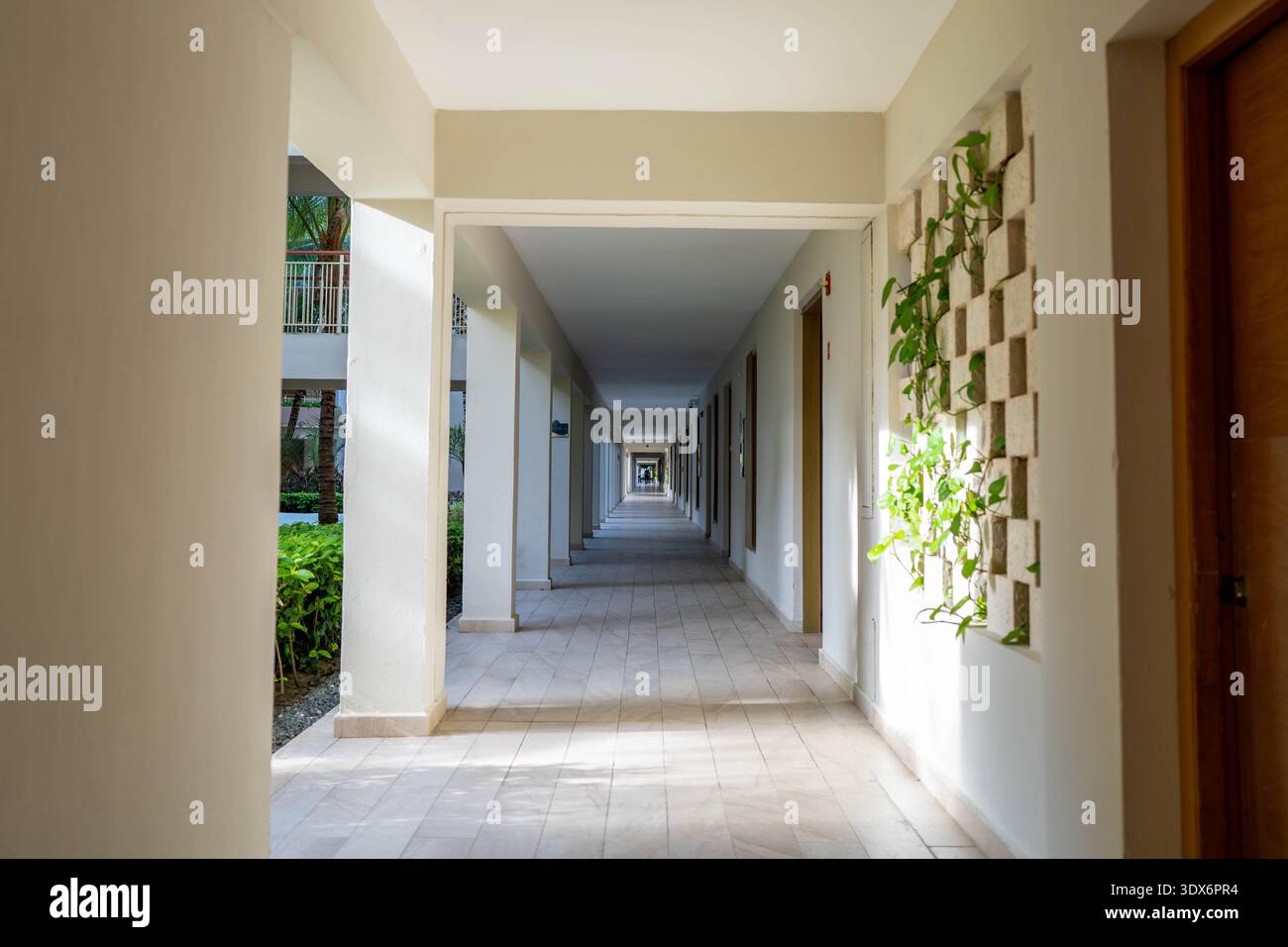 Punta Cana Repubblica Dominicana - 21 ottobre 2024: Un lungo corridoio in un resort a Punt Cana Repubblica Dominicana Foto Stock