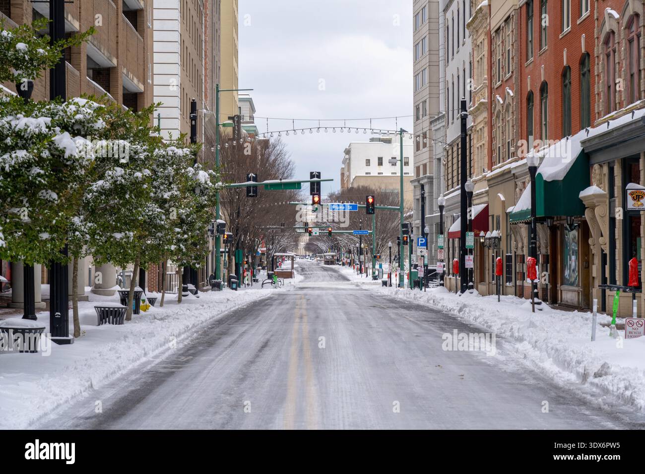 Norfolk Virginia - 20 settembre 2025: Il centro di Norfolk Street è vuoto dopo una grande tempesta di neve in Virginia Foto Stock