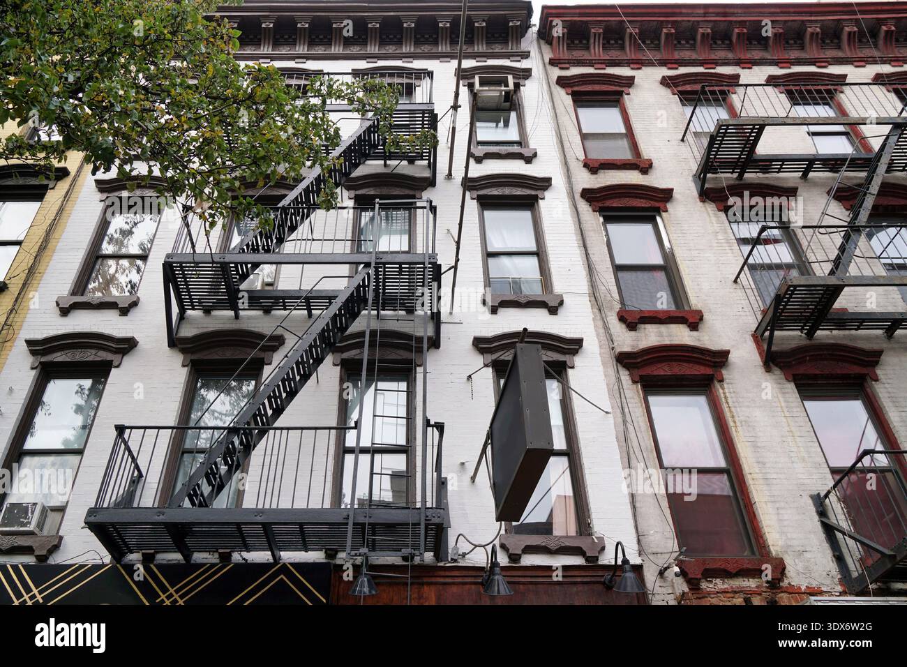 Vecchi e bassi edifici residenziali di New York City con uscita antincendio esterna Foto Stock
