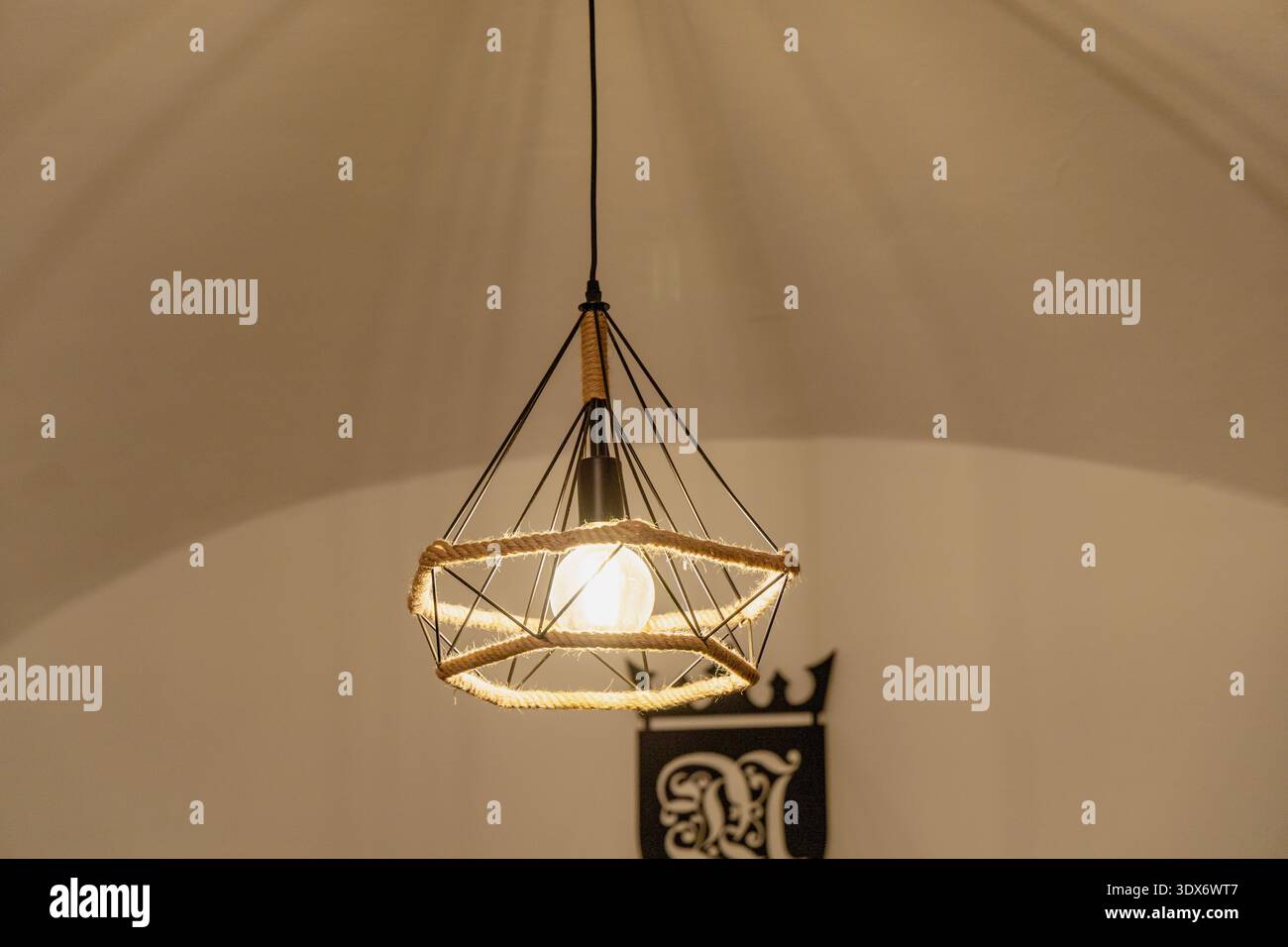 Lampada a sospensione vintage a fune per soffitto interno Foto Stock