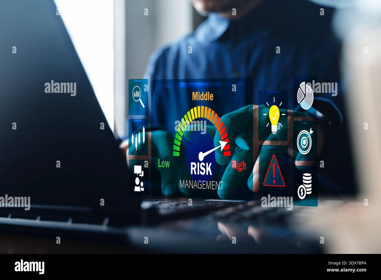 Professionisti aziendali che utilizzano notebook con indicatore di rischio virtuale da basso ad alto e icone di analisi, che rappresentano la valutazione del rischio aziendale e la conformità Foto Stock