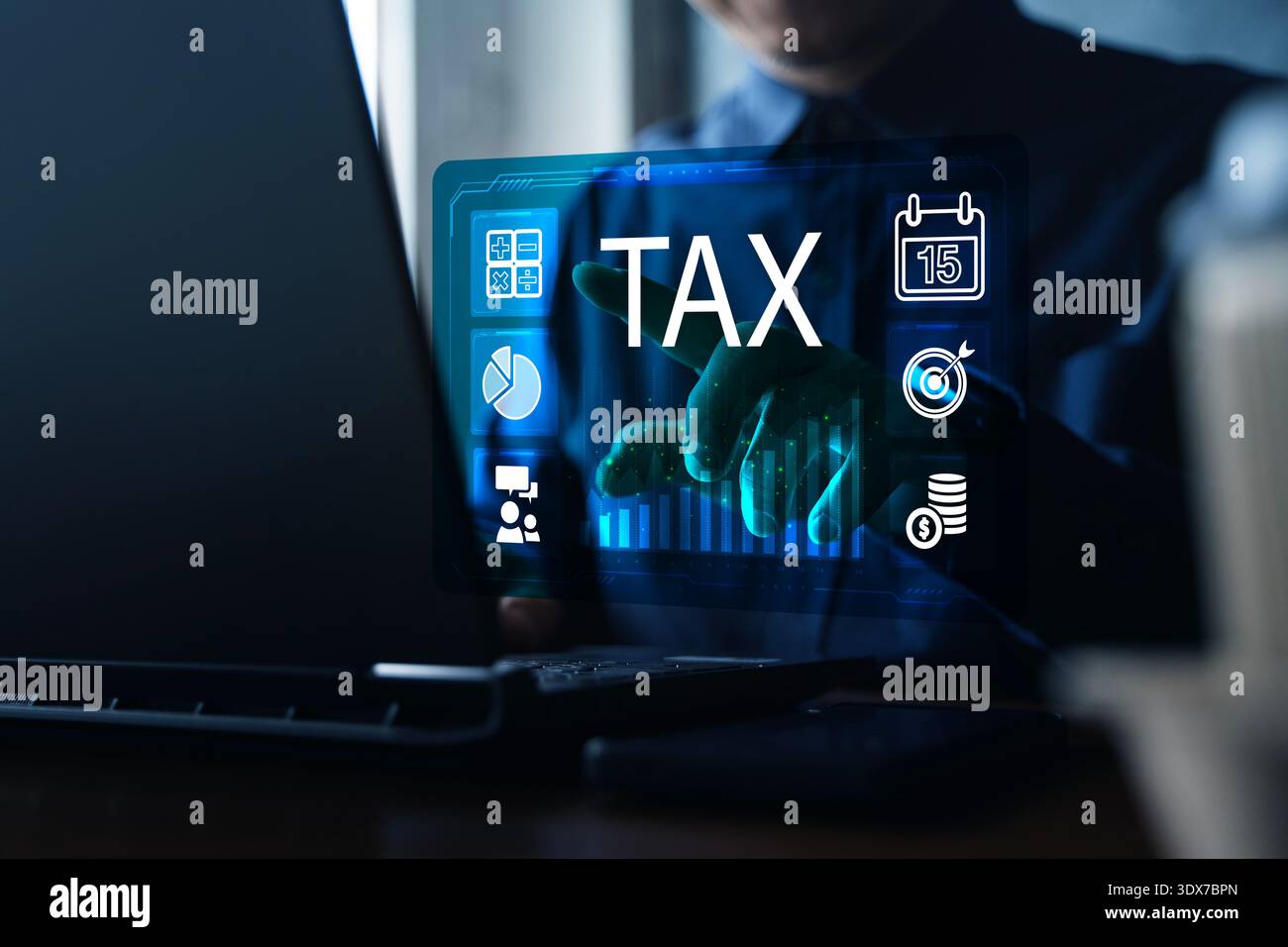 Professionista aziendale che utilizza un laptop con interfaccia FISCALE virtuale, grafici e icone finanziarie, che rappresentano la compilazione delle imposte online, la contabilità, la conformità, il budge Foto Stock