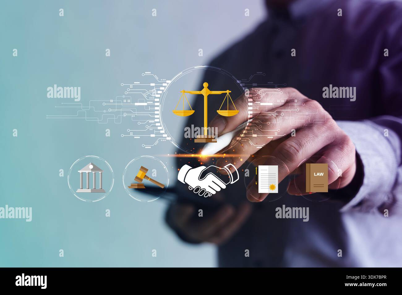 Uomo d'affari che utilizza lo smartphone e tocca icone legali virtuali con scale e handshake, simboleggiando contratti digitali, conformità, servizio legale online Foto Stock
