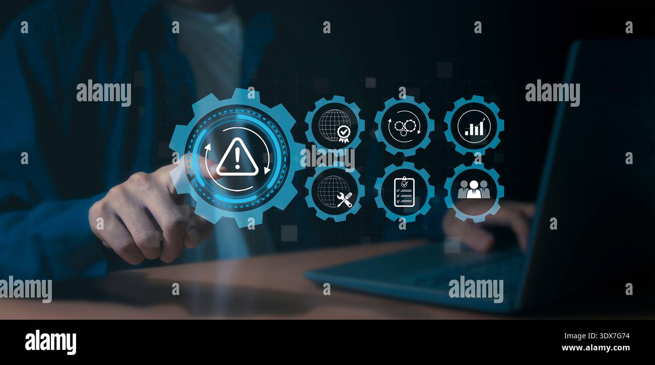 Gestione degli incidenti del concetto aziendale, l'uomo d'affari utilizza la tecnologia Gestione degli incidenti comunicazione digitale che enfatizza la riduzione dei rischi Foto Stock