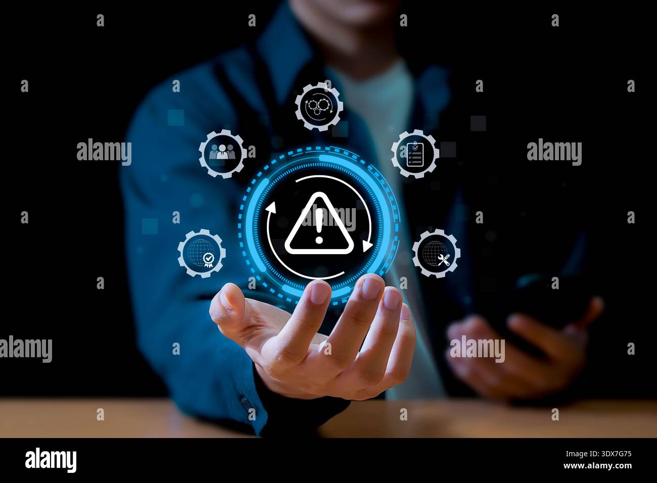 Gestione degli incidenti del concetto aziendale, l'uomo d'affari utilizza la tecnologia Gestione degli incidenti comunicazione digitale che enfatizza la riduzione dei rischi Foto Stock