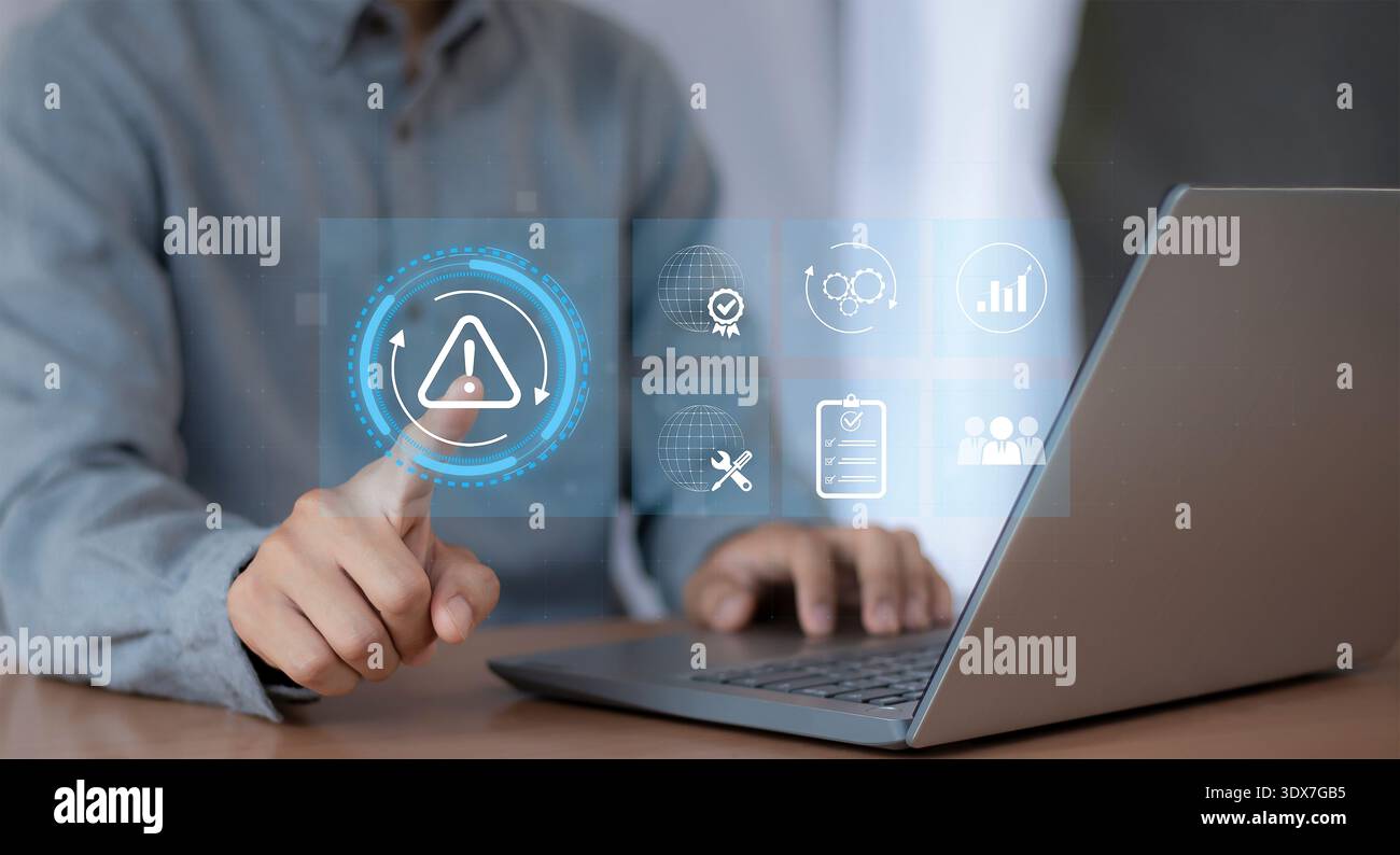 Gestione degli incidenti del concetto aziendale, l'uomo d'affari utilizza la tecnologia Gestione degli incidenti comunicazione digitale che enfatizza la riduzione dei rischi Foto Stock