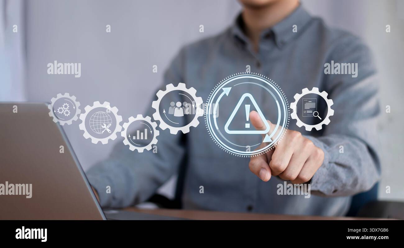 Gestione degli incidenti del concetto aziendale, l'uomo d'affari utilizza la tecnologia Gestione degli incidenti comunicazione digitale che enfatizza la riduzione dei rischi Foto Stock