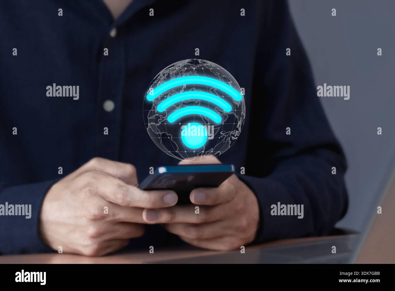 Uomo della connettività digitale che interagisce con la rete Wi-Fi Foto Stock