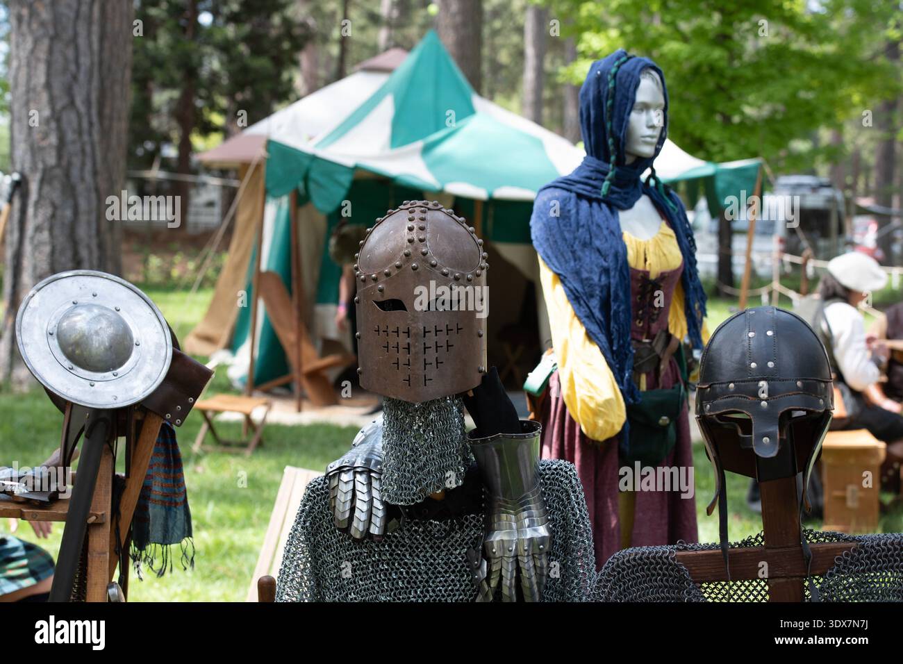 Grass Valley, 3 maggio 2025. I visitatori esplorano un incontro che mette in risalto la ricca storia culturale. I partecipanti potranno ammirare le mostre di costumi medievali e cra Foto Stock