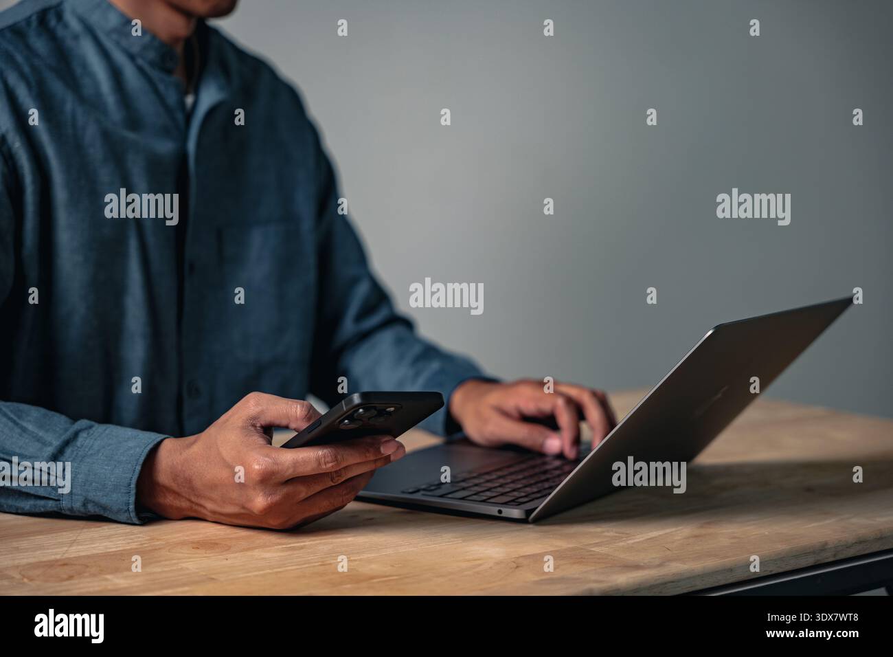 La mano di un uomo mostra una posa aziendale, questo gesto mirato e il segno del lavoro lo fanno posare per la fotocamera, una posa professionale mentre si utilizza un laptop Foto Stock