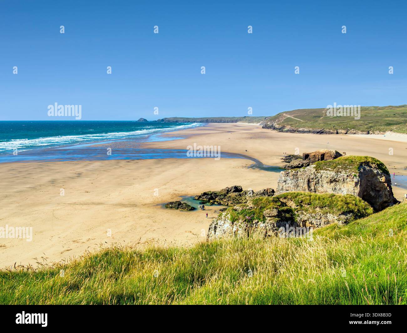 Perranporth Beach, una delle migliori in Cornovaglia, Regno Unito. L'inizio di una giornata perfetta in spiaggia. Foto Stock