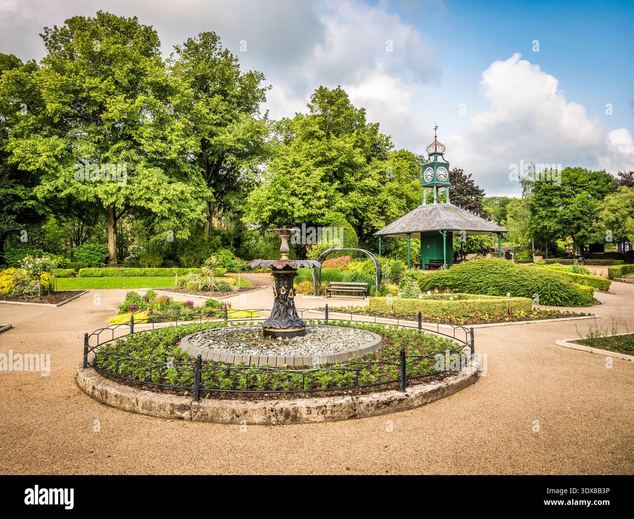 Hall Leys Park a Matlock, Derbyshire, un parco pubblico nel centro della città. Il rifugio con la torre dell'orologio è una vecchia fermata del tram che è stata salvata... Foto Stock